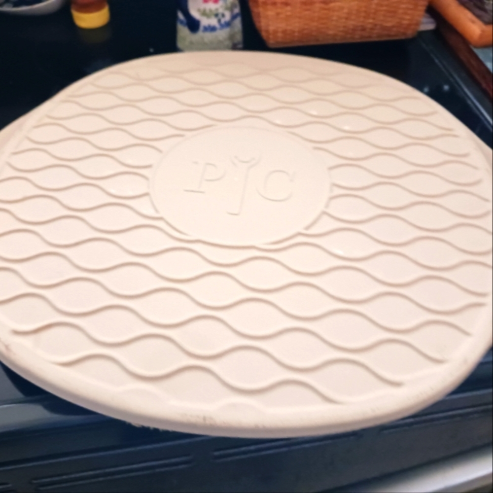 Pampered chef 15 inch pizza stone with handles, in new condition